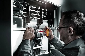 The new T-handle torque indicators have a fixed tightening torque of 4 or 5 Nm and the VDE-version is individually tested at up to 1,000 V.