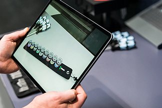 Wera's most popular screwdriving tools can now also be called up in aug-mented reality on the tablet or smartphone and viewed in detail.